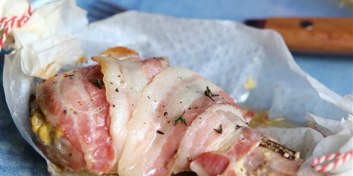 Lapin en papillote, à la moutarde, au lard et au thym